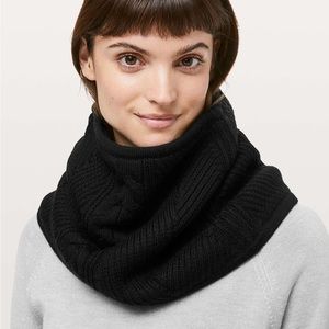 Lululemon Show Me the Sherpa Snood Black